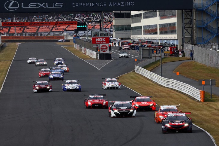 GT500クラスのスタートシーン。予選4位からスタートしたARTA NSX-GTが、レース後半には独走状態となり、そのまま勝利を手にした。