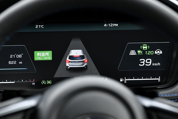 「料金所前速度制御」作動中のメーターパネル。3D高精度マップの情報を活用し、正確なサポートが行われる。（写真＝スバル）