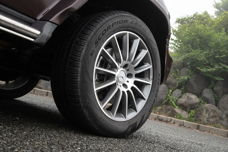「G550」の標準タイヤサイズは275/55R19だが、テスト車にはオプションで用意される、AMG車と同じ275/50R20サイズのタイヤが装着されていた。