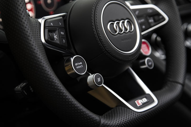 ステアリングには4つの「サテライトスイッチ」（円形の別体スイッチ）が備わる。