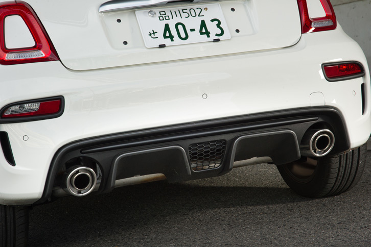 クローム仕上げの2本出しマフラー。専用形状のリアバンパーやルーフスポイラーとともに、リアビューにおける「アバルト595」の特徴となっている。