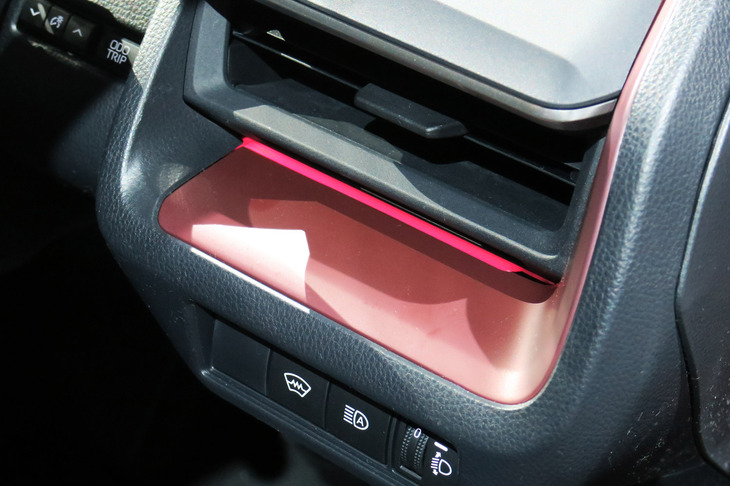 トヨタ・プリウス2.0L HEVプロトタイプ（インテリア加飾パネル）