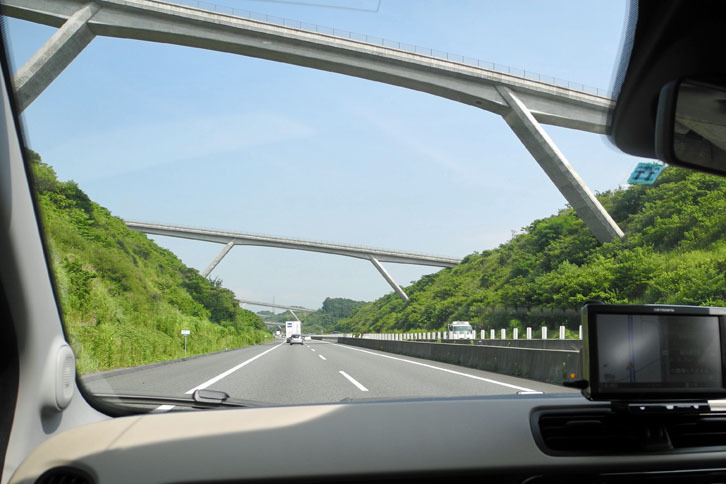 新東名高速道路では、2017年11月1日から新静岡IC～森掛川IC間の約50kmの区間で最高速度が100km/hから110km/hに引き上げられる。