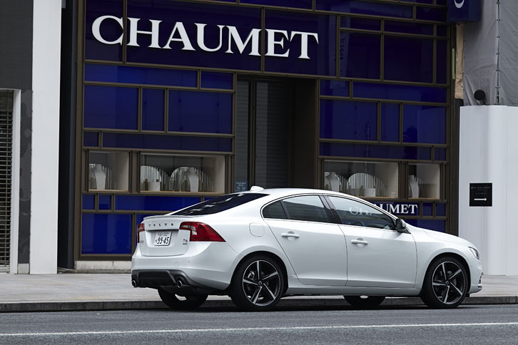 「R-DESIGN」シリーズのボディーカラーには、テスト車に用いられていた「アイスホワイト」を含め、全8色が用意されている。