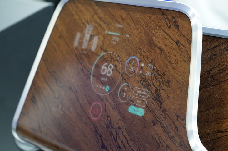 こちらはメーターパネルを表示したところ。淡い色調の表示だが、写真のように斜めから見てもしっかりと認識できる。