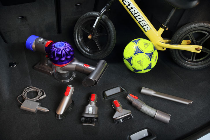 今回車内清掃で活躍した、「Dyson V7 Car＋Boat」とアタッチメント。息子さんの遊び道具（写真奥）まで楽にクリーニングできた。