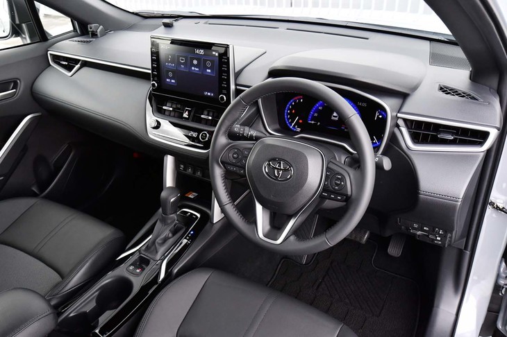 インテリアカラーはブラック基調の1種類。シルバーのアクセントで上質感が演出される。