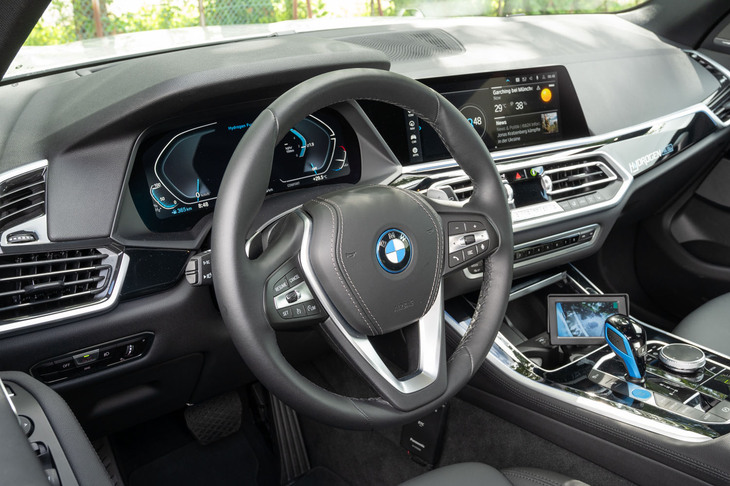 ステアリングホイールのレザーも「X5」用としてみると質実剛健な質感。パドルで回生ブレーキの利きの強さを変えられる。