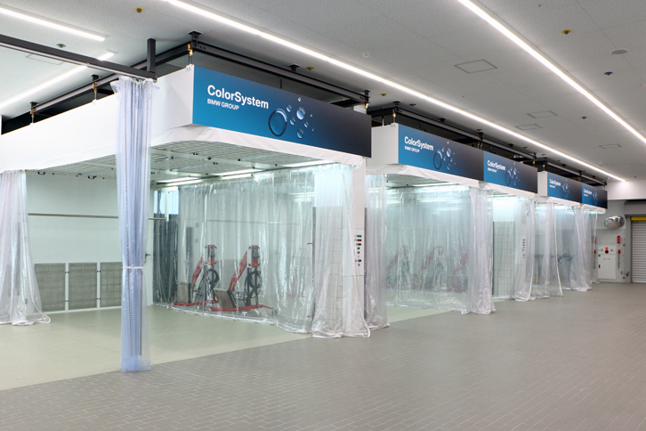 最上階の3階は、塗装作業のスペースになっている。写真は、塗装の下地処理を行うブース。