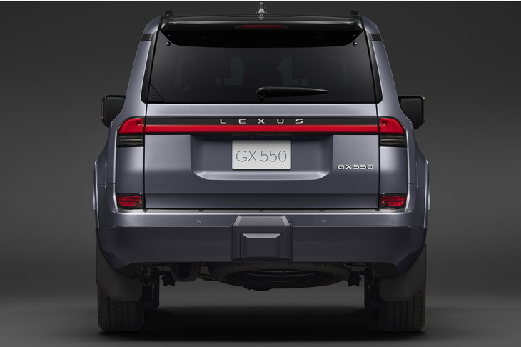 張り出した前後フェンダーが醸し出す安定感あるスタンスと、金属の塊から削り出したようなサイドからつながるフォルムにより、タフでモダンなプロポーションを実現したと紹介される「GX550」のリアビュー。被視認性を高めるために高い位置に配置されたリアコンビランプも特徴だ。