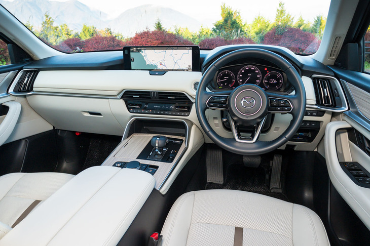 キャビンは最新のマツダ車らしい明るく上質感のある空間だ。「エクスクルーシブモダン」では随所にナッパレザーが使われる。