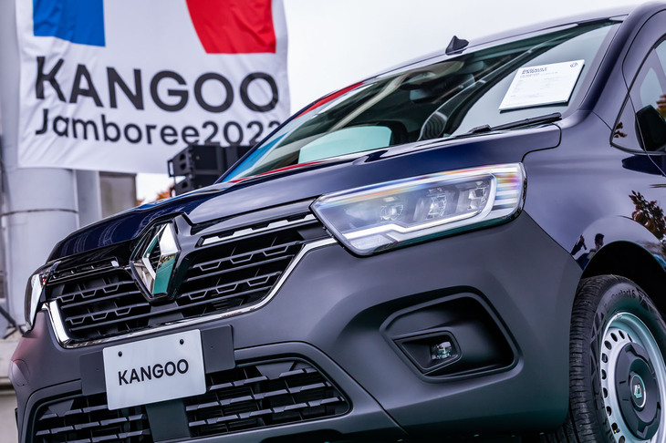 ステージ右側に展示された「ブルーソーダライトM」の外装色をまとった新型「カングー」。