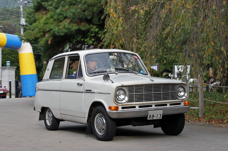 1967年「三菱ミニカ デラックス」。1962年に登場した初代ミニカの中期型。独立したトランクを備えた3ボックスボディーのフロントに空冷2ストローク2気筒エンジンを積み、後輪を駆動するオーソドックスな設計だった。