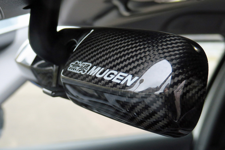 ホンダ・フィットe：HEV RS 無限パーツ装着車（カーボンルームミラーカバー）
