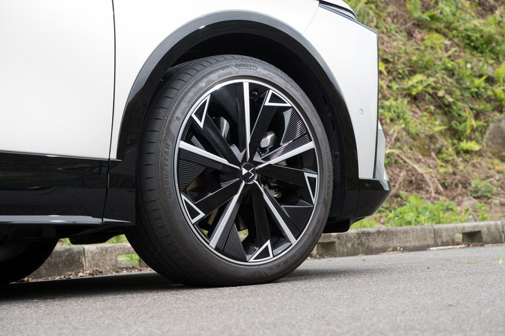 タイヤサイズは235/50R20が標準。試乗車にはオプションで用意される、エアロカバー付きの21インチ鍛造ホイールと、255/40R21サイズのタイヤが装着されていた。