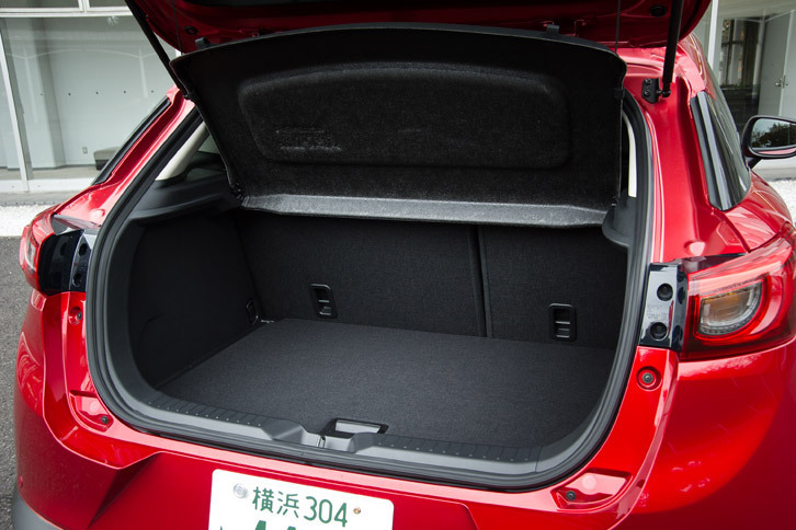 ラゲッジルームの仕様は従来モデルから変更はない。サブトランクを含めた荷室容量は350リッターで、後席には6：4の分割可倒機構が備わる。