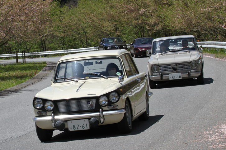 独特のつり目スタイルの1971年「トライアンフ・ヴィテス」に69年「アルファ・ロメオ ジュリア1300TI」が続く。