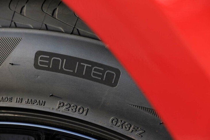 「ENLITEN（エンライトン）」とは、ブリヂストンの商品設計基盤技術。基本となるタイヤ性能を引き上げたうえで、タイヤに求められる多様な性能をユーザーやモビリティーに応じて最適化し、提供するというものだ。