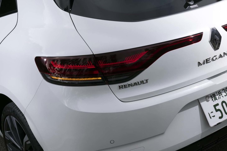 リアのウインカーは、光源が車体中央から外側に流れるように見えるシーケンシャルタイプとなっている。