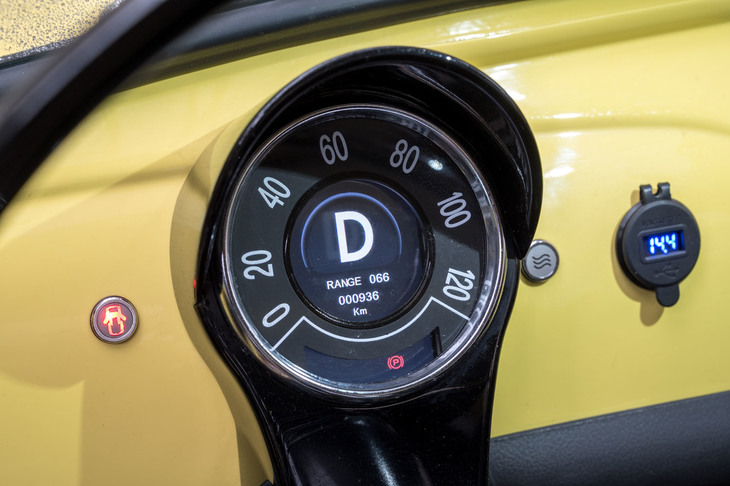 オリジナルの趣を残した、オプション装備のTFT液晶メーター。速度や残走行可能距離などを確認できる。