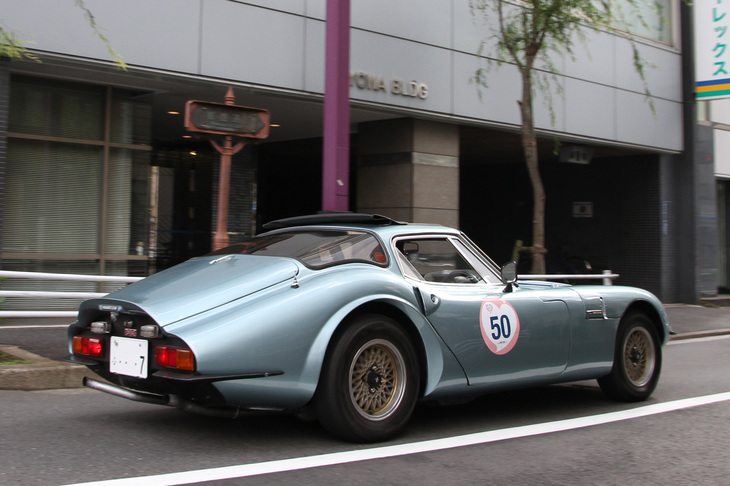 柳橋を渡って京葉道路へと向かう1968年「マーコス1600GT」。シャシーが合板製であることで知られる。