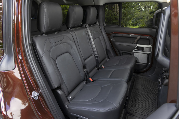 3人掛けとなる「ディフェンダー130」の2列目シート。足もとや頭上のスペースは、ホイールベース長が同じ3020mmの従来型「110」と変わらず大人がゆったりとくつろげる余裕あるスペースが確保されている。