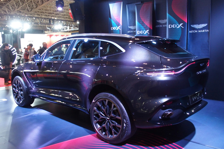 「DBX」のリアビュー。ボディーサイズは全長×全幅×全高＝5039×1998×1680mm、ホイールベース＝3060mm。