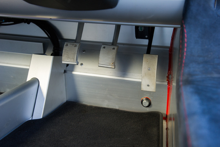 運転席、助手席ともに足元スペースにはほとんど余分な空間がなく、ドライバー用のフットレストも用意されていない。