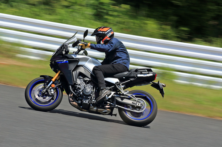 カラーリングは試乗車に用いられていたシルバー（写真）と、マットグレー、ソリッドレッドの3種類。シルバーの場合のみホイールがブルーとなる。