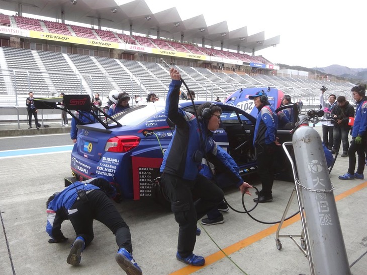 デモラン前のピット。辰己総監督以下、スタッフが慌ただしく出走準備を進める。