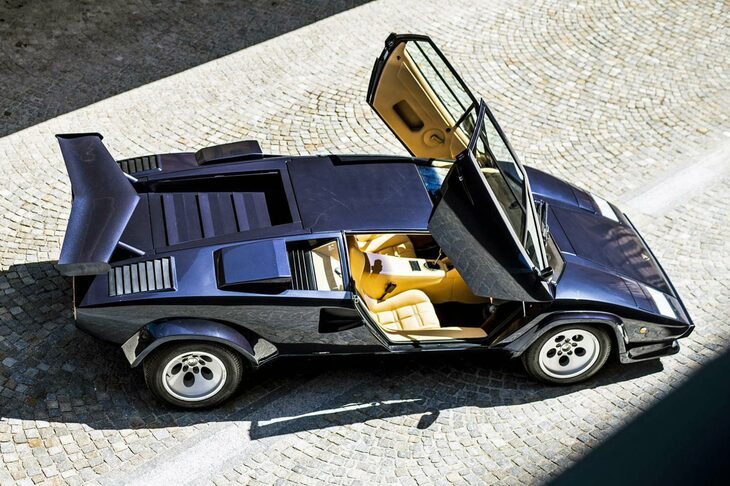 1974年から1990年まで、実に16年にわたって販売された「カウンタック」。時を経るごとにエンジンは強化され、ワイドタイヤやオーバーフェンダー、リアウイングが装着されるようになり、見た目にもアグレッシブなモデルに変化していった。写真は1982年登場の「LP5000S」。