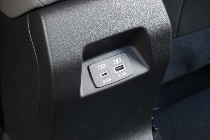 スバル・クロストレック（リアシート用のコネクター）