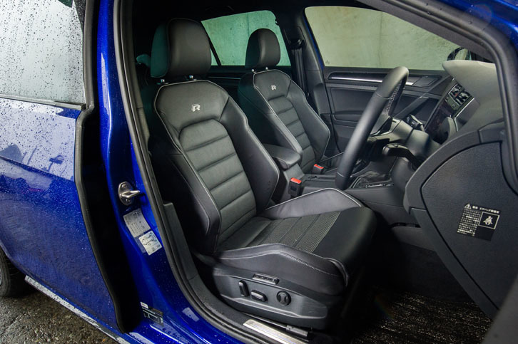 「ゴルフR」専用デザインとなるスポーツシートは、表皮に本革を使用。3段階の温度調節ができるシートヒーターも内蔵する。