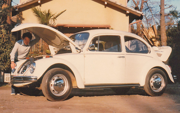 1972年式「ビートル」のラゲッジルームをのぞき込む中学生時代の筆者。