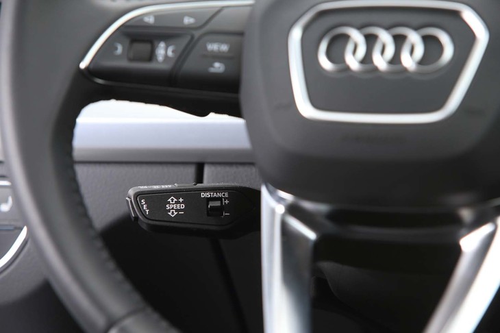 ステアリングポストには、アダプティブクルーズコントロールの操作レバーが備わる