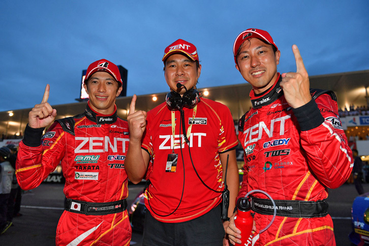
	勝利をよろこぶ、LEXUS TEAM ZENT CERUMOの3人。写真左から、立川祐路、高木虎之介監督、そして石浦宏明。
	