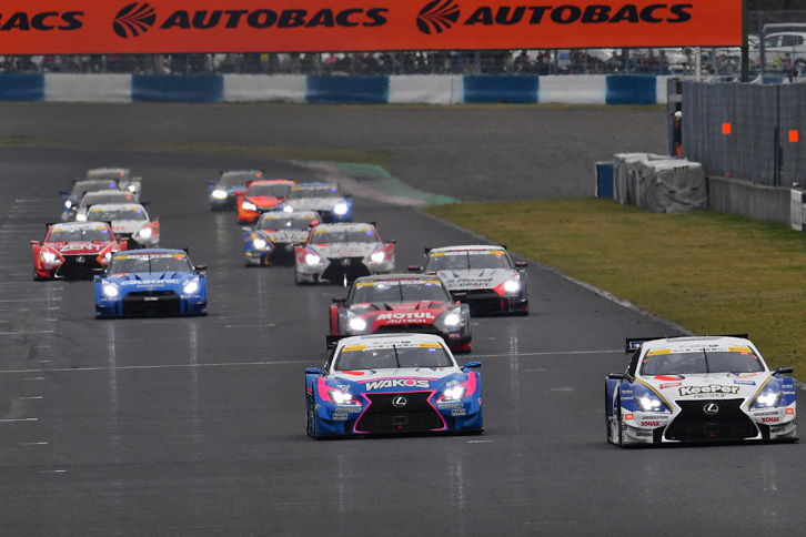 GT500クラスのスタートシーン。序盤は、2台のレクサスがレースをけん引した。