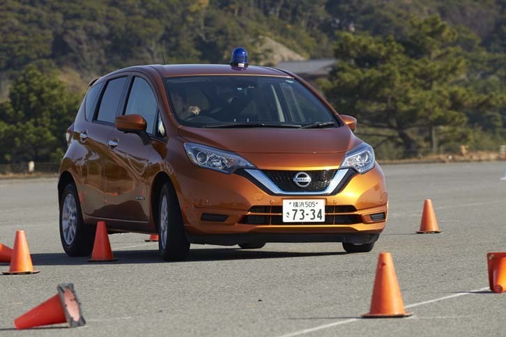 
	競技に使用された「日産ノートe-POWER X」。モーターは最高出力109ps、最大トルク25.9kgmを発生し、JC08モード燃費は34.0km/リッターを達成している。
	