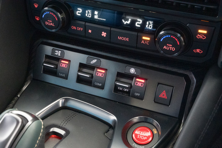 センタークラスターの下部に備わる各種制御の切り替えスイッチ。ドライブトレインやサスペンション、スタビリティーコントロールの制御を個別に調整できる。