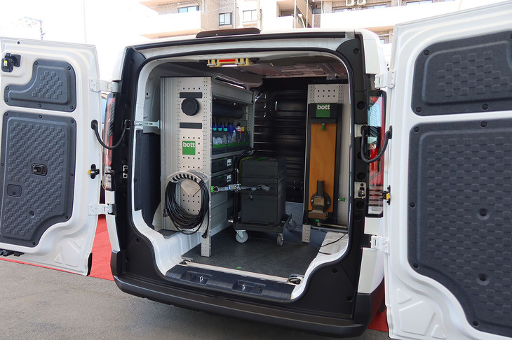 2人乗りモデル「PV5カーゴ」の荷室容量は最大4420リッター。写真はその使用例である。