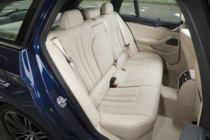 後席の様子。背もたれは、40：20：40の3分割式となっている。