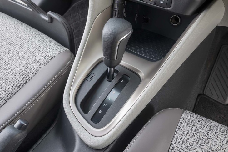 「ヤリス ハイブリッドZ」のシフトレバーは、オーソドックスなスティックタイプ。ノブは本革巻きとなる。