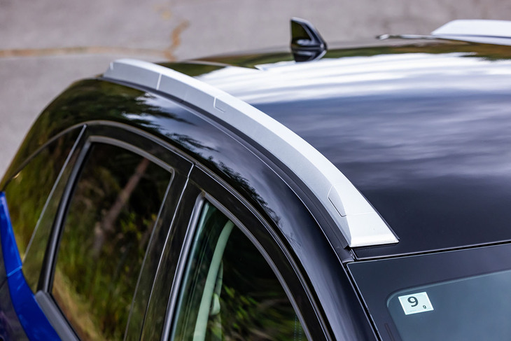 前後のロワプロテクターとコーディネートされたシルバーのルーフモールを採用。従来モデルは同アイテムがブラックだったので、ひと目で違いがわかる。