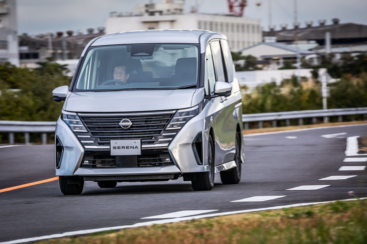 「セレナe-POWERルキシオン プロトタイプ」の走行シーン。