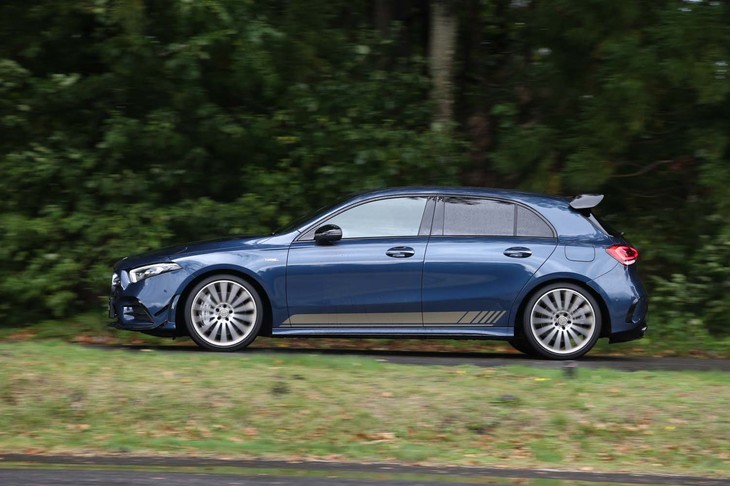 「AMG A35 4MATICエディション1」には、「マットテックゴールド」と呼ばれるカラーのサイドデカールが標準装備される。ボディーサイズは全長×全幅×全高＝4436×1797×1405mm、ホイールベース＝2729mm。