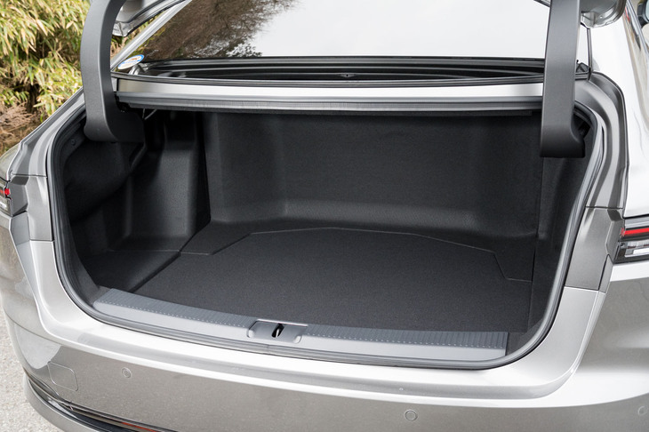 ハイブリッドモデルのトランク容量は450リッター。ゴルフバッグが3つ積める。