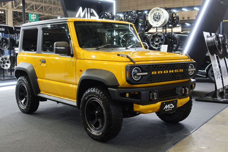 「ブロンコ」顔の「ジムニー」には、現代の技術とレトロなデザインを融合させた「ダラス6」をチョイス。