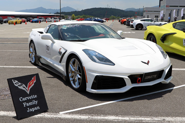 2013年に登場した7代目「コルベット」（C7型）。時代に即して全面刷新を図り、現代的なアメリカンスポーツの理想を追求したモデルだ。それでいて、魅力的なOHVエンジンは先進技術による磨き上げを経てしっかりと継承している。コックピットはデジタル機能の強化に加え、質感の向上も著しい。先代に続いて強力なハイパフォーマンスモデルが設定されており、C6の「ZR1」をしのぐ最高出力650HPの「Z06」が登場。さらにモデル末期には、シリーズ最強となる「ZR1」を用意。こちらは最高出力755HPをたたき出した。