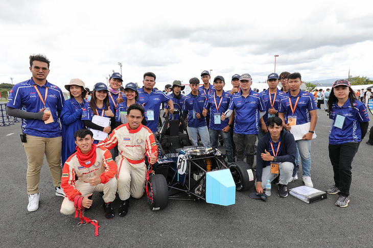 「学生フォーミュラ日本大会2023」にチャレンジしたタイのプリンス・オブ・ソンクラー大学チーム。同校を含め2023年は海外から10校が参加した。