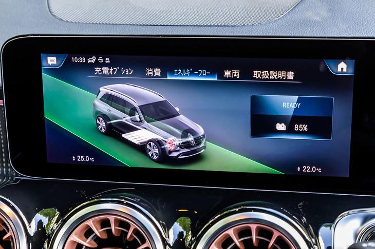 ダッシュボードの中央に位置する10.25インチタッチスクリーン式ディスプレイには、充電状況や走行中のバッテリー稼働状況をリアルタイムで表示できる。